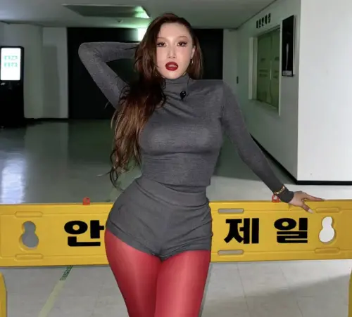 ▲華莎的solo活動非常成功，推出歌曲〈멍청이(TWIT)〉、〈María〉等都橫掃音源榜單。（圖／華莎IG@_mariahwasa）