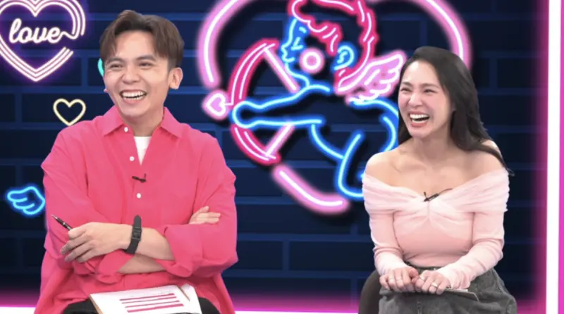 ▲黃豪平（左）與熊熊（右）搭檔主持《戀愛熊天秤》，首集邀來吳東諺、小8（張允曦）大聊姊弟戀，熊熊過去交往小7歲鮮肉，讓黃豪平吐槽：「這不就變成養小白臉了嗎？」（圖／《戀愛熊天秤》提供）