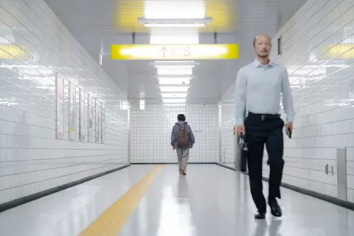 ▲《8號出口》中，二宮和也不斷在走道中遇到走路大叔（河內大和 飾）。（圖／壹壹喜喜電影股份有限公司）