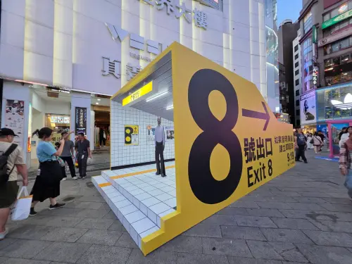 ▲▼《8號出口》廣告布置現身西門町六號出口對面，神還原電影和遊戲場景。（圖／壹壹喜喜電影股份有限公司）
