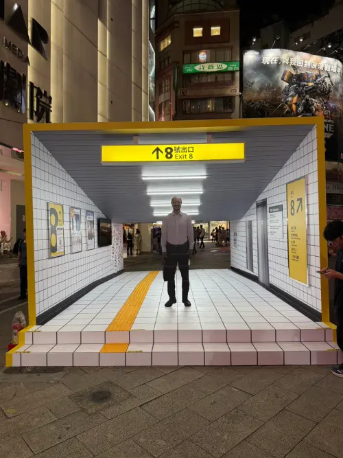 ▲▼《8號出口》廣告布置現身西門町六號出口對面，神還原電影和遊戲場景。（圖／壹壹喜喜電影股份有限公司）