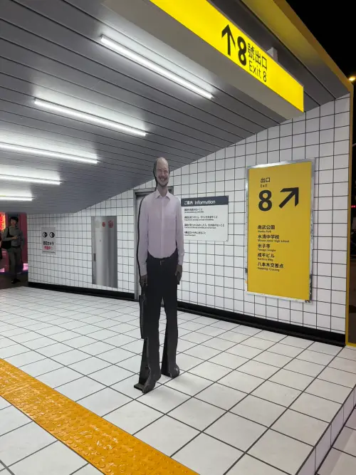 ▲《8號出口》還原神祕微笑大叔，廣告逼真讓路過民眾都大讚。（圖／壹壹喜喜電影股份有限公司）