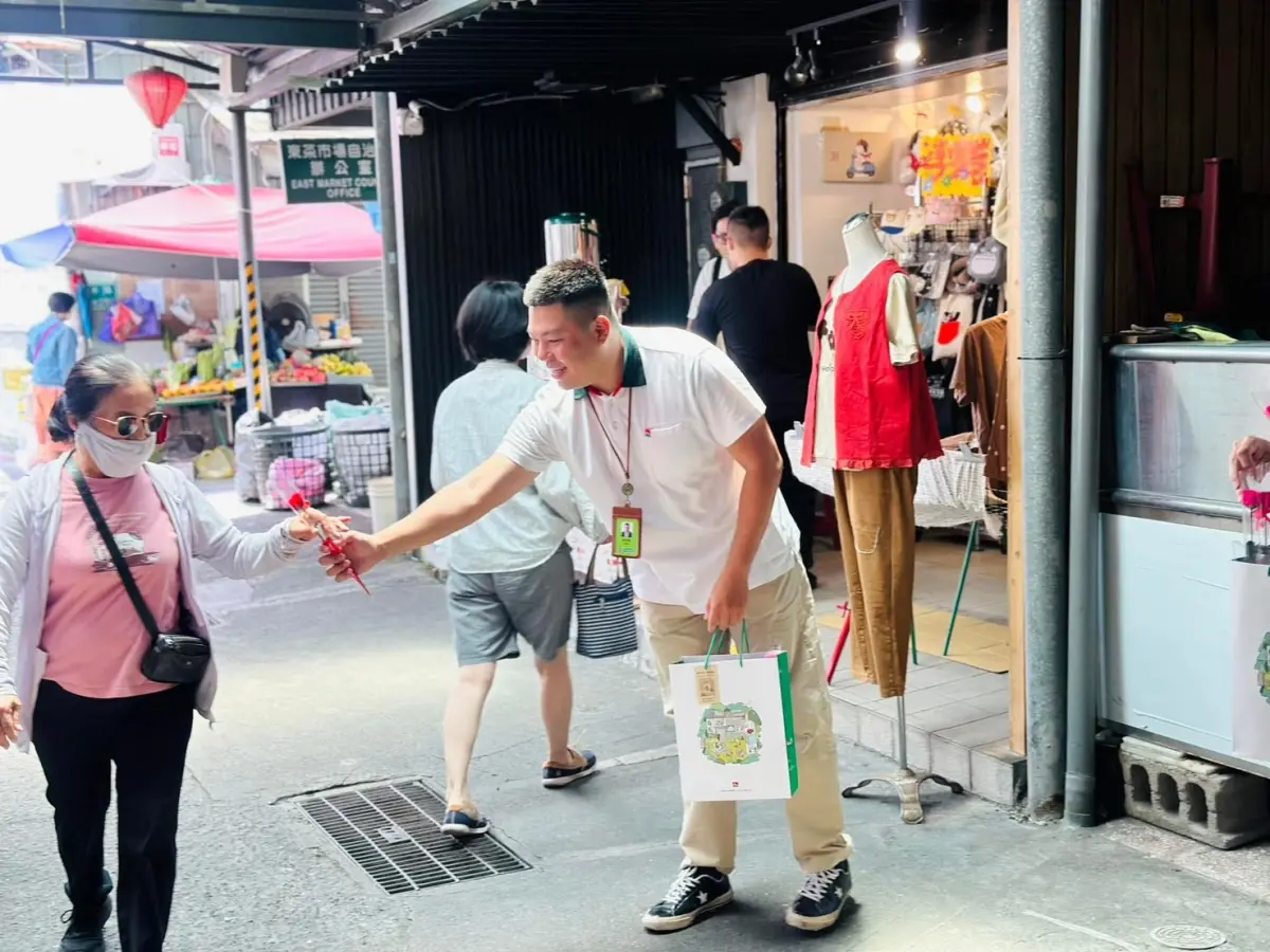 ▲成大店專案經理吳宇麟從餐飲業轉職信義房屋，原本在手搖飲料店擔任店長，卻因疫情黯然收攤，使他決定要找一份可以更長久經營、發展性更好的工作。加入信義後，圓夢選上店主管，今年更自我成長、學會剪接短影音。（圖／信義房屋提供）