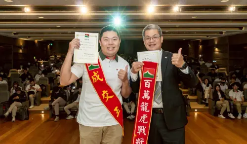 ▲信義房屋任職5年的吳宇麟（左），在今年「圓夢」選上店主管。（圖／信義房屋提供）