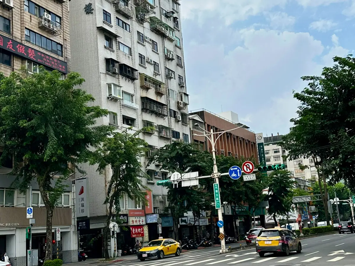 ▲從大巨蛋往北跨過市民大道，八德路與光復南北路交叉口的範圍，不但同享生活機能，卻更僻靜、宜居，價格也較周遭核心商圈有競爭力。（圖／信義房屋提供）