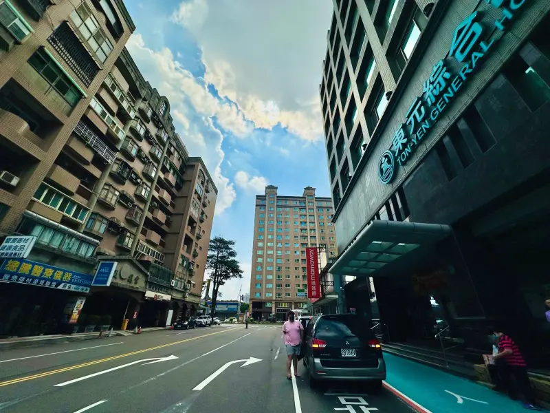 ▲近年也有不少購屋族轉向竹北「隱藏版全齡生活圈」——東元醫院與中國醫藥大學新竹附設醫院周邊置產，成為外地科技人落腳竹北的敲門磚。（圖／信義房屋提供）