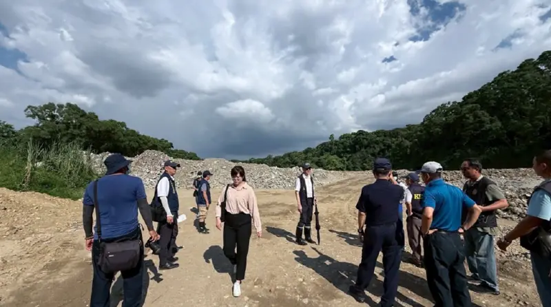 ▲美濃農地遭大規模盜採、大樹山區亂倒廢棄物，橋頭地檢署出手偵辦，並查扣怪手15台。（圖／翻攝畫面）