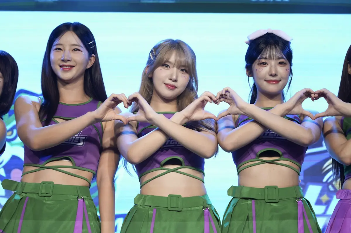 ▲韓籍啦啦隊女神金吉娜（左起）、廉世彬、高佳彬共組職業排球「Little Witches」小魔女啦啦隊，今（12）日盛大舉行開季記者會，現場廉世彬獻唱〈甜蜜蜜〉一曲、金吉娜大秀中文能力，高佳彬則分享跟李珠珢相揪喝酒。（圖／臺中連莊職業排球提供）