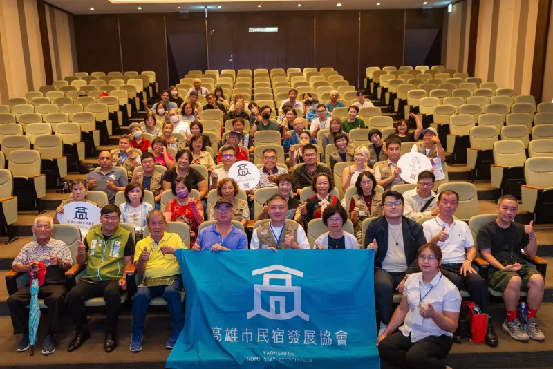 ▲高雄市民宿發展協會全體會員及貴賓大合影。（圖／翻攝畫面）