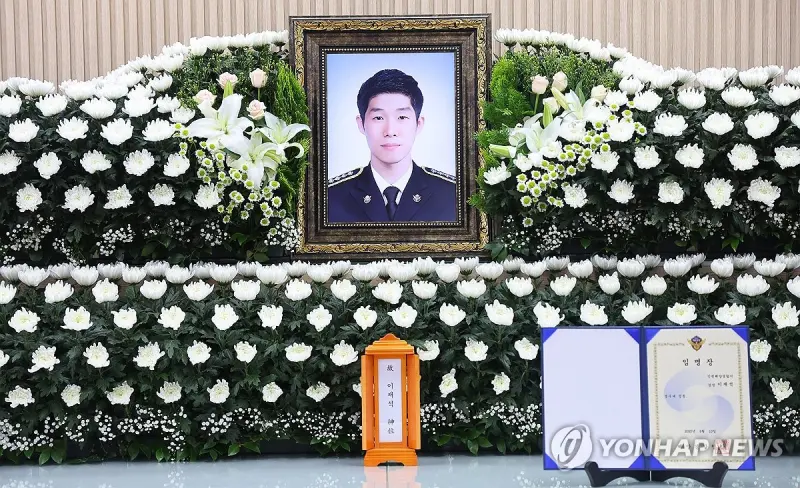 ▲韓國一位34歲的海岸警衛隊警員，為了救援受困在潮間帶的一位70多歲中國老翁，海警隊員脫下身上救生衣給老翁，結果自己卻被海水沖走，不幸殉職。（圖／翻攝自韓聯社）