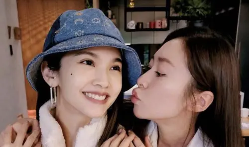 ▲楊丞琳（左）和張棋惠（右）交情深厚。（圖／張棋惠 臉書）