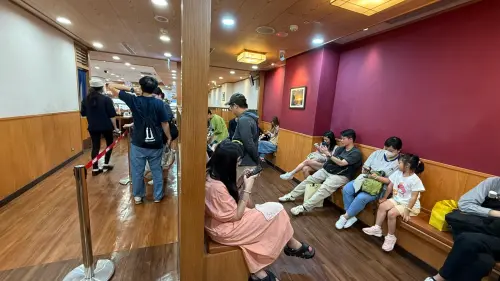 ▲日本藏壽司「吉伊卡哇chiikawa」聯名扭蛋今（12）日開搶，記者直擊北、南分店現場，晚餐時段人潮湧現。（圖／記者蕭涵云攝）