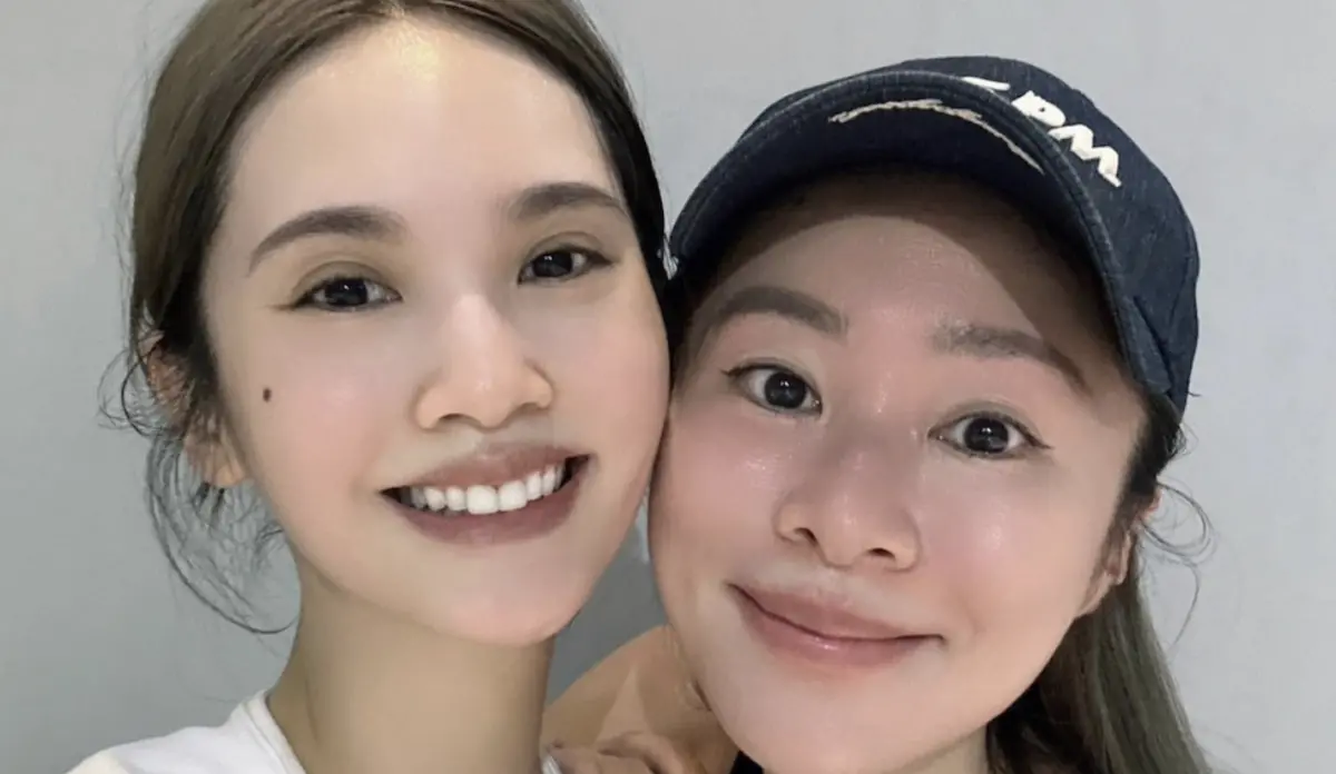 ▲張棋惠（右）今（12）日罕見在公開活動上鬆口好友楊丞琳（左）動刀後病況，坦言她恢復良好，已經可以下床。（圖／張棋惠 臉書）