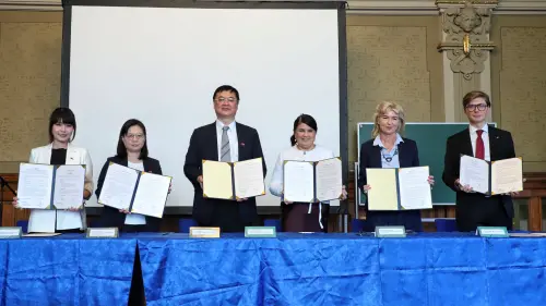 ▲高雄市政府羅達生副市長（左三）見證高雄市仁武高中與波蘭卡托維茲第三中學締結姊妹校。（圖／高市府教育局提供）