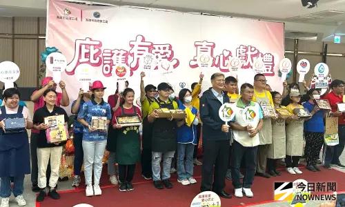 ▲高雄市政府勞工局舉辦庇護有愛真心獻禮庇護工場商品行銷記者會，各庇護工場展出中秋應景禮品。(圖／記者黃守作攝，2025.09.12)