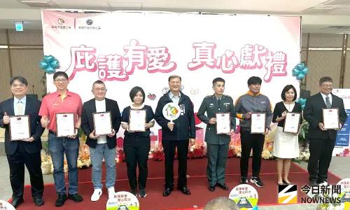 ▲高雄市政府勞工局局長江健興(中)在行銷記者會中頒發感謝狀給中聯資源公司總經理吳一民(左1)等12家率先大量採購的企業與團體代表。(圖／記者黃守作攝，2025.09.12)