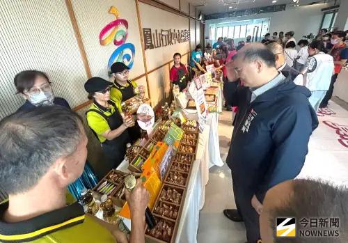 ▲高雄市政府勞工局局長江健興巡視各庇護工場攤位。(圖／記者黃守作攝，2025.09.12)