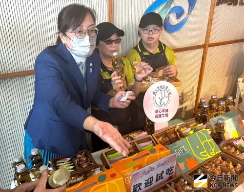 ▲擺設攤位的唐心服務協會理事長周珍主(左)解說唐心幸福庇護工場所製作的中秋禮品。(圖／記者黃守作攝，2025.09.12)