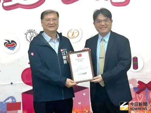 ▲高雄市政府勞工局局長江健興(左)在行銷記者會中頒發感謝狀給大量採購中秋禮品的中聯資源公司，由總經理吳一民(右)代表受獎。(圖／記者黃守作攝，2025.09.12)