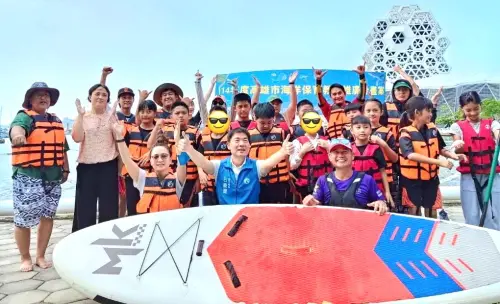 ▲高雄市政府海洋局安排原鄉學童到愛河灣親近海洋。(圖／高雄市政府海洋局提供)