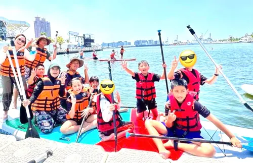 ▲茂林區多納國小師生到愛河灣體驗立式划槳、龍舟板等水上活動。(圖／高雄市政府海洋局提供)