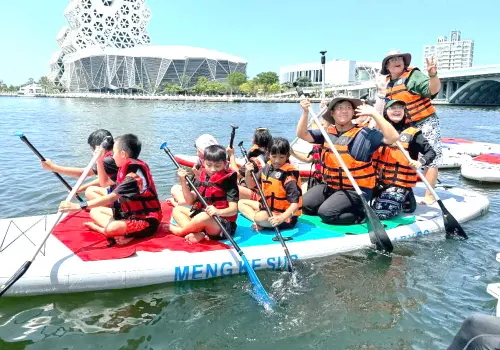 ▲高雄市政府海洋局安排原鄉茂林區多納國小師生到愛河灣體驗立式划槳等水上活動。(圖／高雄市政府海洋局提供)