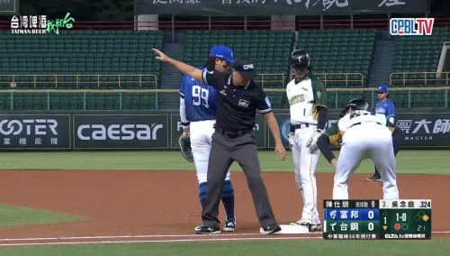 ▲澄清湖球場台鋼雄鷹與富邦悍將的比賽，一壘三呎線發現鐵釘。（圖／截圖自CPBL TV）