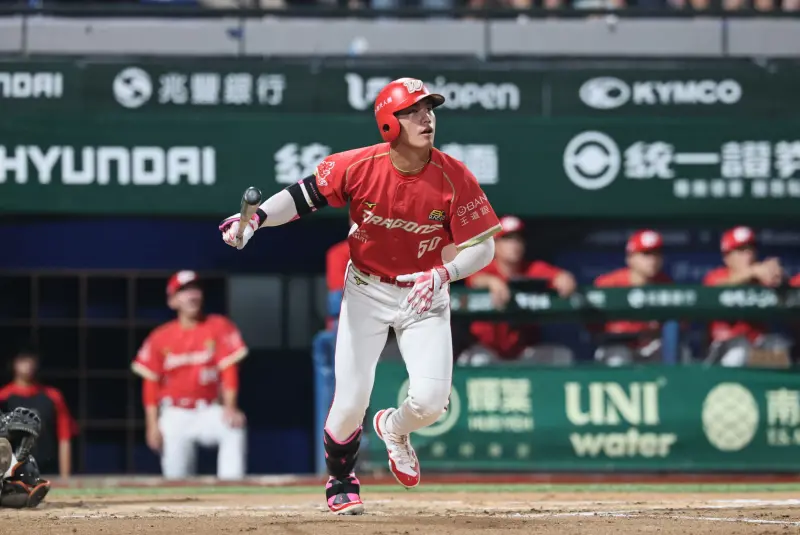 ▲味全龍曾聖安去年共打了179個打席，本季確定無緣爭奪新人王，他笑說，「真的假的？我不是新人了喔。」（圖／味全龍提供）