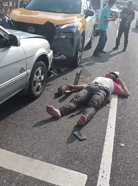 驚險畫面曝！基隆逆向撞3車事故　外送員重傷倒地抽搐、機車全毀
