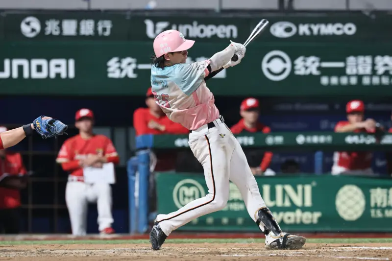 ▲統一獅陳重羽敲出再見高飛犧牲打，助隊以5：4逆轉擊退味全龍。（圖／統一獅提供）