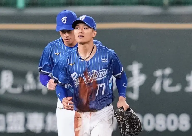 ▲富邦悍將外野手周佳樂在延長賽演出再見飛撲美技，替球隊抓下最後1個出局數。（圖／富邦悍將提供）