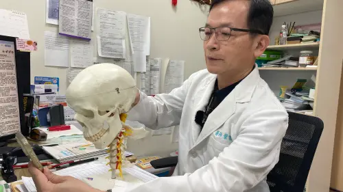 ▲醫師指出，一般低頭族滑手機時的情況，頸椎如承受27公斤的重量。（圖／員榮醫院提供）