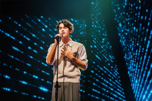 ▲《大學聲》踢館者艾琛杭（如圖）混血外型加上英國腔，一登場讓全場陷入風狂。（圖／踢帕娛樂提供)