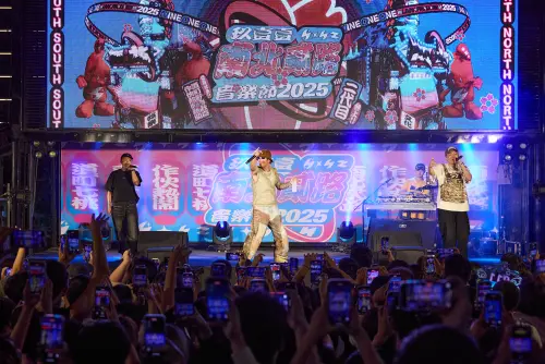 ▲玖壹壹（如圖）日前在台中演唱會現場，獻唱破億夯曲〈嘻哈庄腳情〉。（圖／KKLIVE＆混血兒娛樂提供）