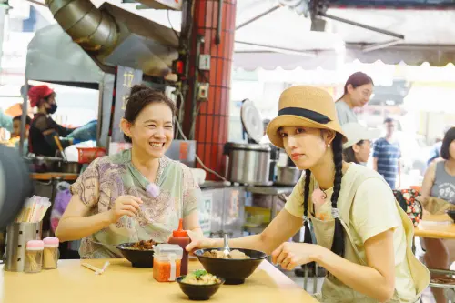 ▲陳庭妮（右）帶著曾寶儀（左）回老家東勢，還到一中街體驗她以前的生活。（圖／三立提供）