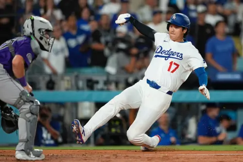 ▲大谷翔平在練習中與一壘指導教練伍華德（Chris Woodward）反覆討論，並實際演練一壘、二壘的擊球判斷。（圖／美聯社／達志影像）