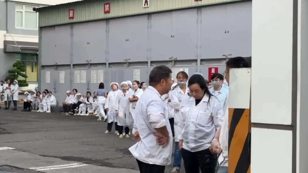 ▲高雄市林園區一家電子科技公司今（13）日清晨4時許發生火警。（圖 ／翻攝畫面）