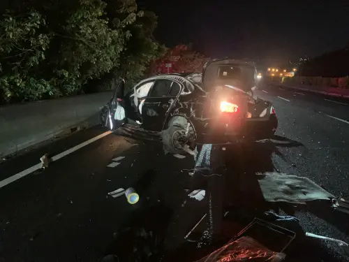 ▲國道3號北向大溪路段昨天深夜發生轎車自撞外側護欄嚴重車損交通事故，警方接獲報案後迅速趕抵，但現場並未發現駕駛或乘客身影。（圖／翻攝畫面）