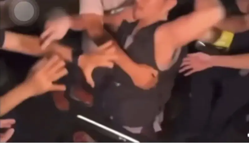 ▲台北公館圓環拆除遭抗議，一名男子情緒激動當場歐打員警慘遭壓制。（圖／擷取自綠查錶臉書粉專）