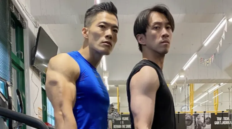 ▲陳漢典（右）、周杰倫御用健身教練！浩克爸爸（左）今（13）日捎來喜訊，正式考取國立體育大學體育研究所博士，身強體壯、頭腦成績相當驚人。（圖／我在娛樂提供）