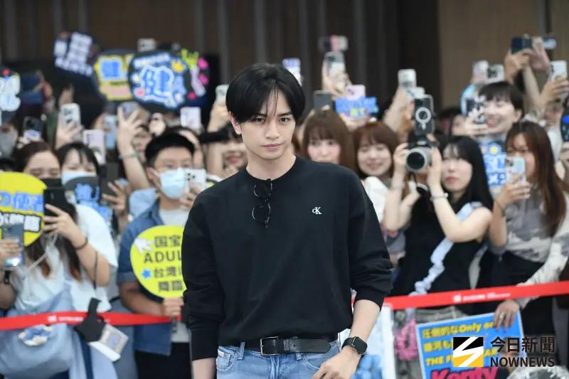 ▲中島健人昨日賽後登上臺北大巨蛋，為樂天桃猿獻唱。（圖／記者林柏年攝）