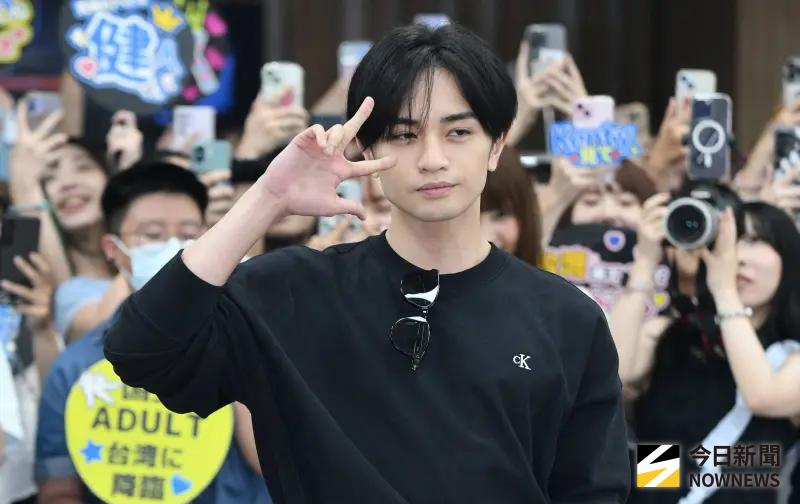 ▲《我推的孩子》第二季主題曲〈Fatal〉演唱者中島健人來台了！500多位粉絲擠爆松山機場迎接。（圖／記者林柏年攝）
