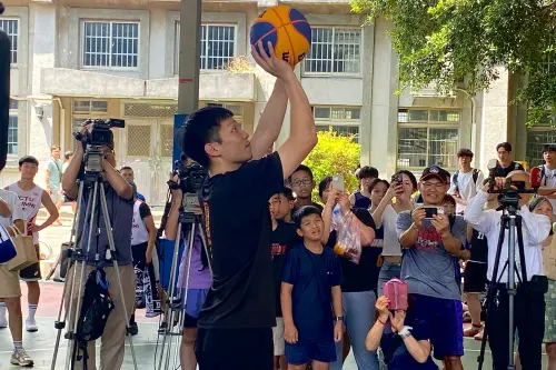 ▲運動部部長李洋今（13）日針對籃球球員工會提告籃協一事表示，球員爭取自身權益非常重要，運動部將積極介入協商，「希望雙方能在一個月內完成面談。」（圖／記者陳昱慈攝）