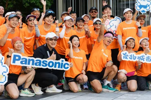 ▲在交流會上，知名運動達人田鴻魁(魁哥)與吉川美香教練共同登台，透過親身經歷鼓勵跑者，場面熱絡且充滿啟發。（圖／大漢行銷提供）