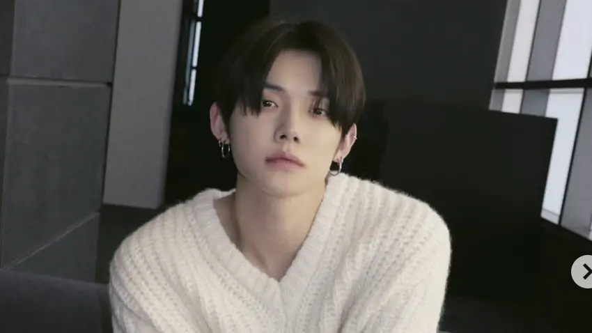 ▲TXT 崔然竣（如圖）生日撞期演唱會，粉絲砸重金請飛機拉應援，然竣看到後超驚喜，急忙拿出手機發限動。（圖／翻攝自yawnzzn）