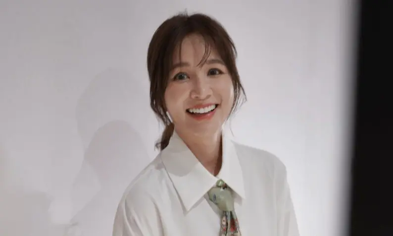 ▲吳怡霈（如圖）曬股利通知書，光是兆豐金、富邦金，股息就爽領20萬，她表示原本還在猶豫，看到入帳後就下單iPhone 17 Pro Max了。（圖／翻攝自吳怡霈(Patty) ）