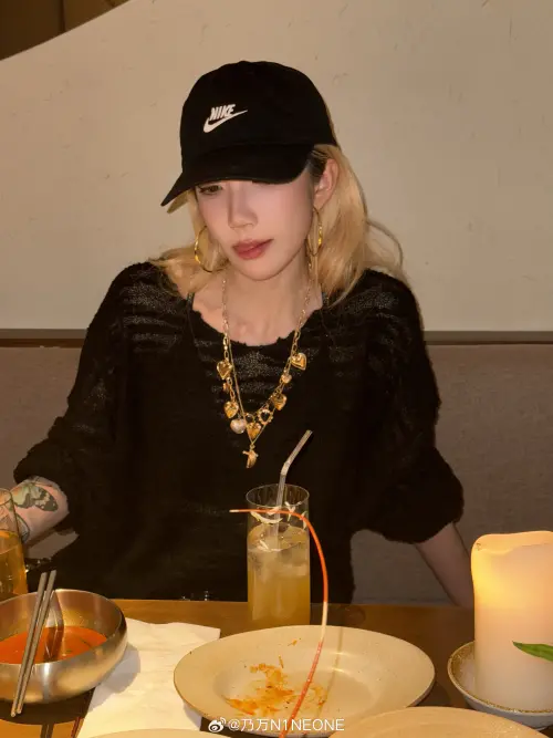 ▲中國歌手乃萬（如圖）被捲入李嘉格、車澈的離婚風波，遭外借指稱是小三，對此她公開三方對話證據，反駁謠言。（圖／翻攝自微博＠乃万N1NEONE ）