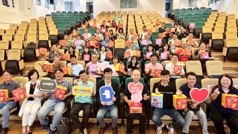 ▲高市府教育局攜手維聖發企業與偏鄉教育資源中心舉辦「捐贈偏鄉學童海苔禮盒活動」。（圖／高市府教育局提供）