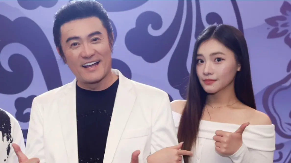 ▲資深演員李㼈（左）帶著女兒李紫嫣（右）登上《超級冰冰Show》宣傳電影，女兒美豔程度驚人，讓李㼈頻被喊「岳父」，逗樂全場。（圖／民視提供）