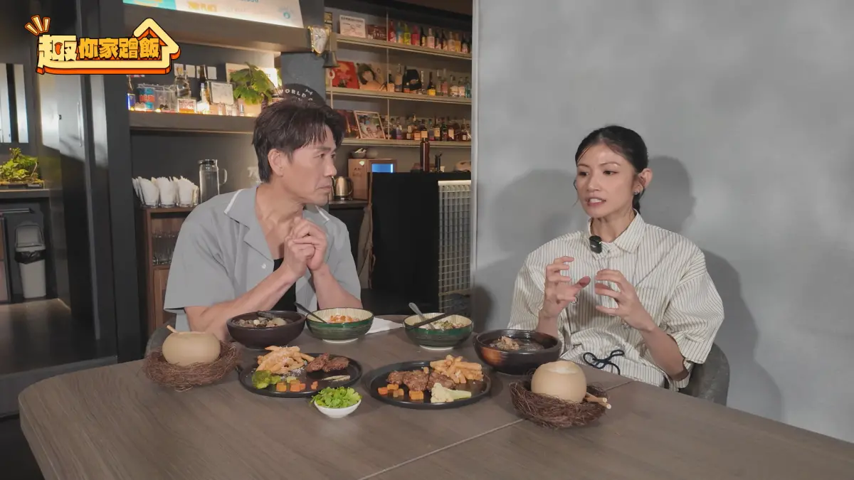 ▲李千娜（右）3歲就會唱日文歌，近期李千娜在羅時豐（左）頻道《大牛比較攬》展現開明態度，霸氣表示若女兒想閃婚，她會全力支持。（圖／《大牛比較攬》提供）